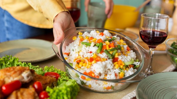 Salade de riz estivale : recettes colorées pour éveiller vos papilles !